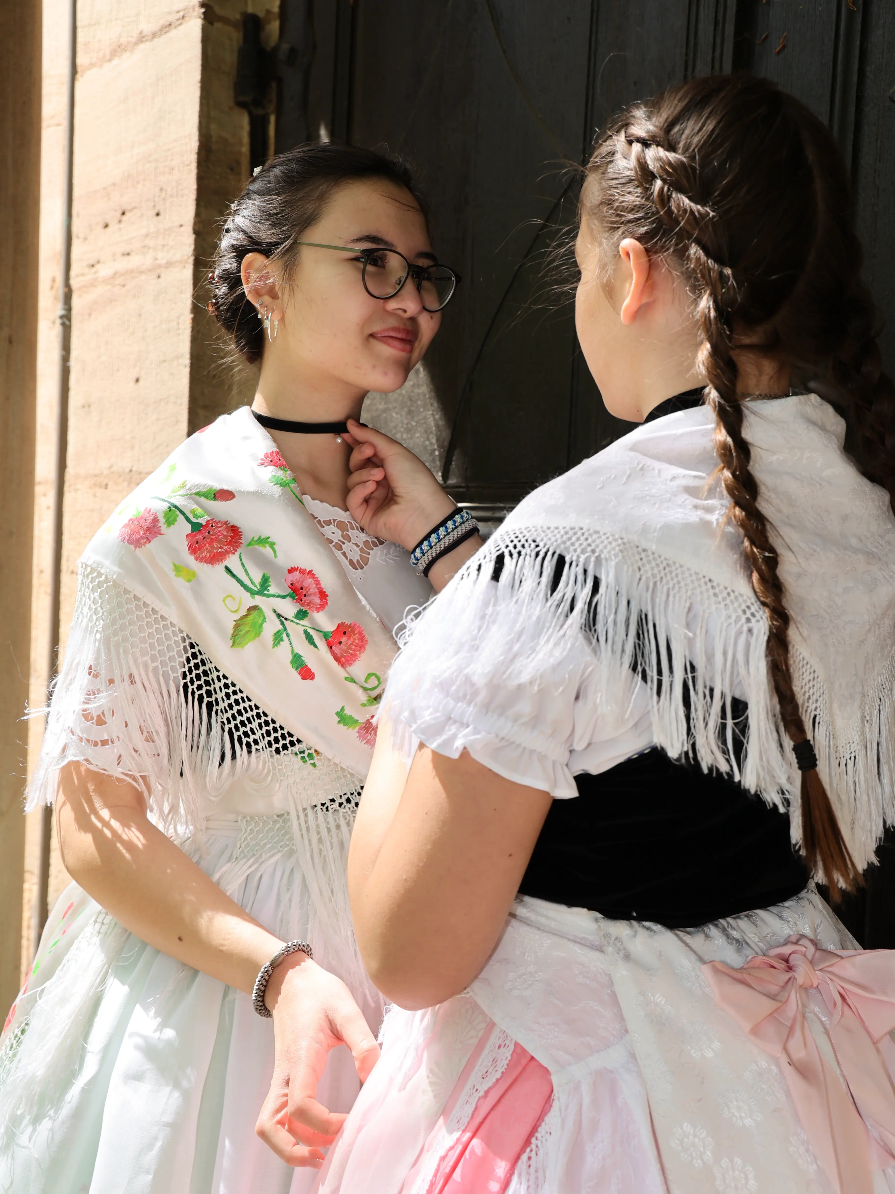 Zwei Mädchen in Tracht